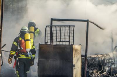 Vaihingen-Enzweihingen: Grossbrand in Gaertnerei loest Grossalarm der Feuerwehr aus - Rauchwolke weit sichtbar